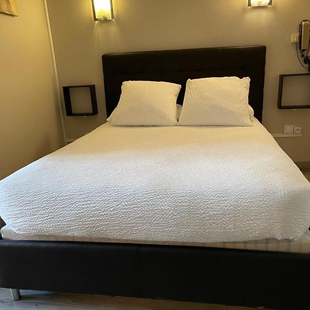 Logis Hotel Le Clement V Roquemaure  Buitenkant foto