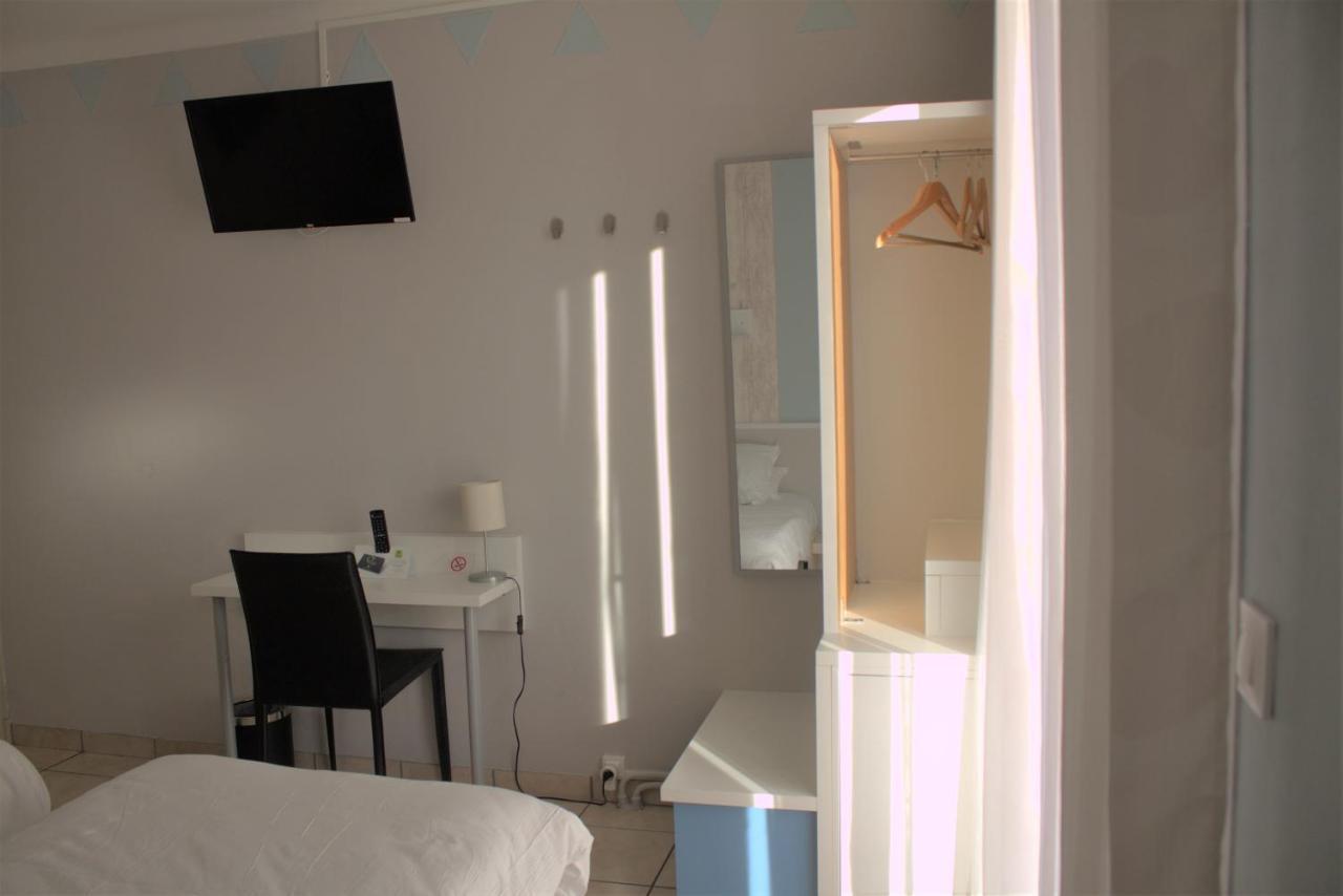 Logis Hotel Le Clement V Roquemaure  Buitenkant foto