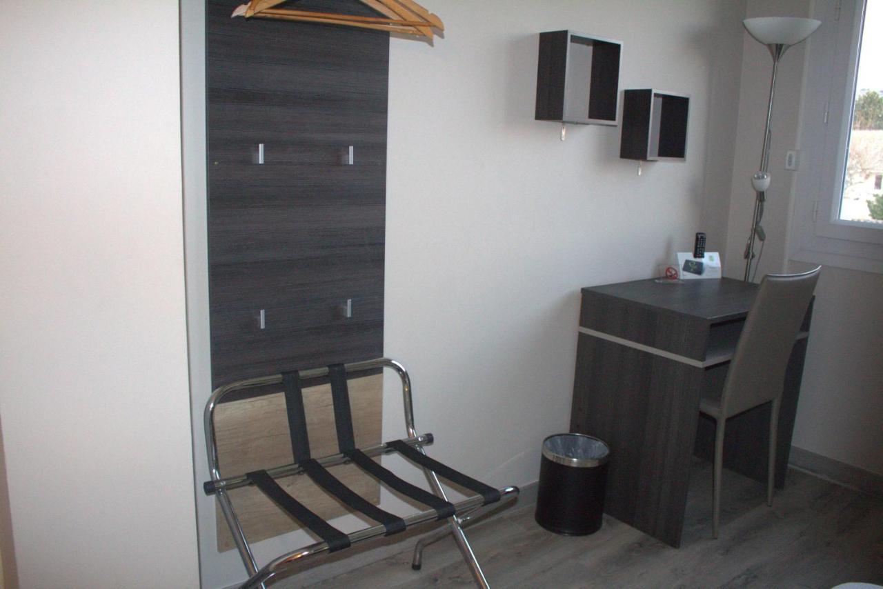Logis Hotel Le Clement V Roquemaure  Buitenkant foto