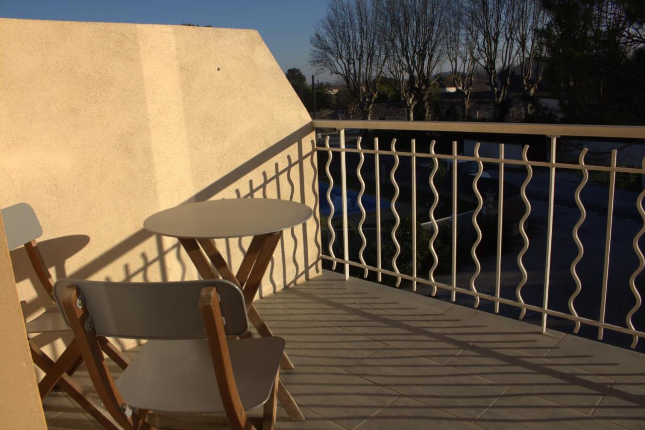 Logis Hotel Le Clement V Roquemaure  Buitenkant foto
