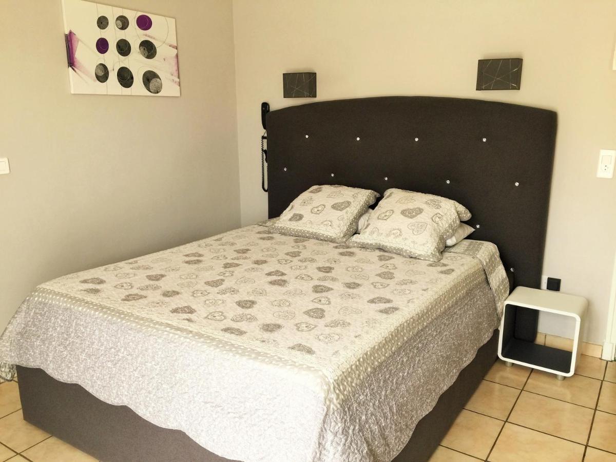 Logis Hotel Le Clement V Roquemaure  Buitenkant foto