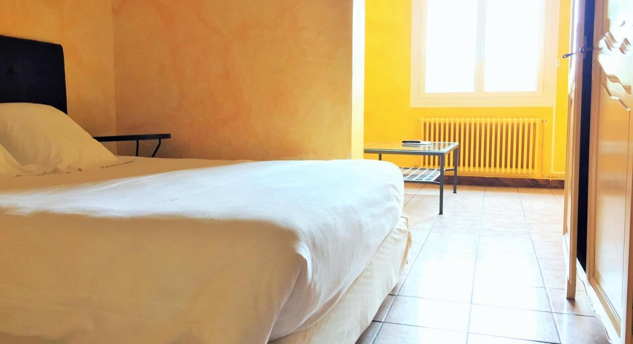Logis Hotel Le Clement V Roquemaure  Buitenkant foto