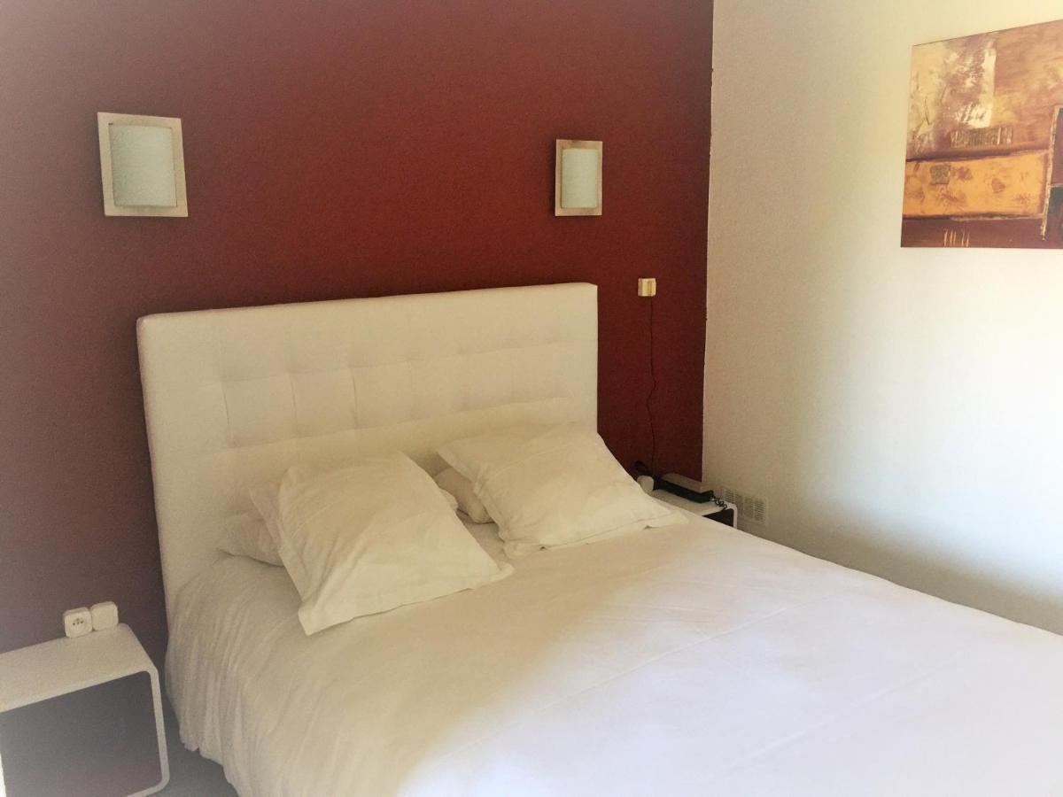 Logis Hotel Le Clement V Roquemaure  Buitenkant foto