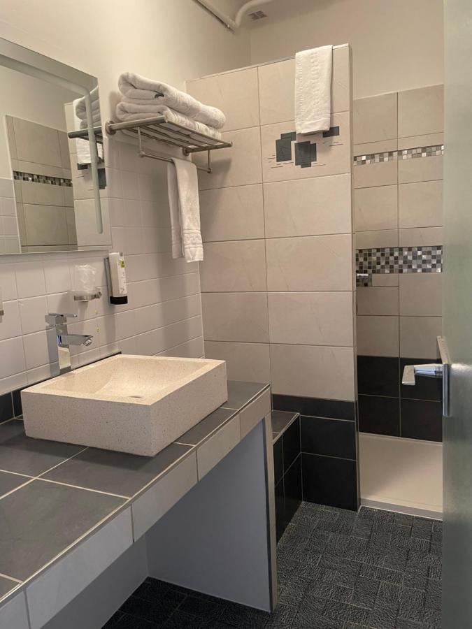 Logis Hotel Le Clement V Roquemaure  Buitenkant foto