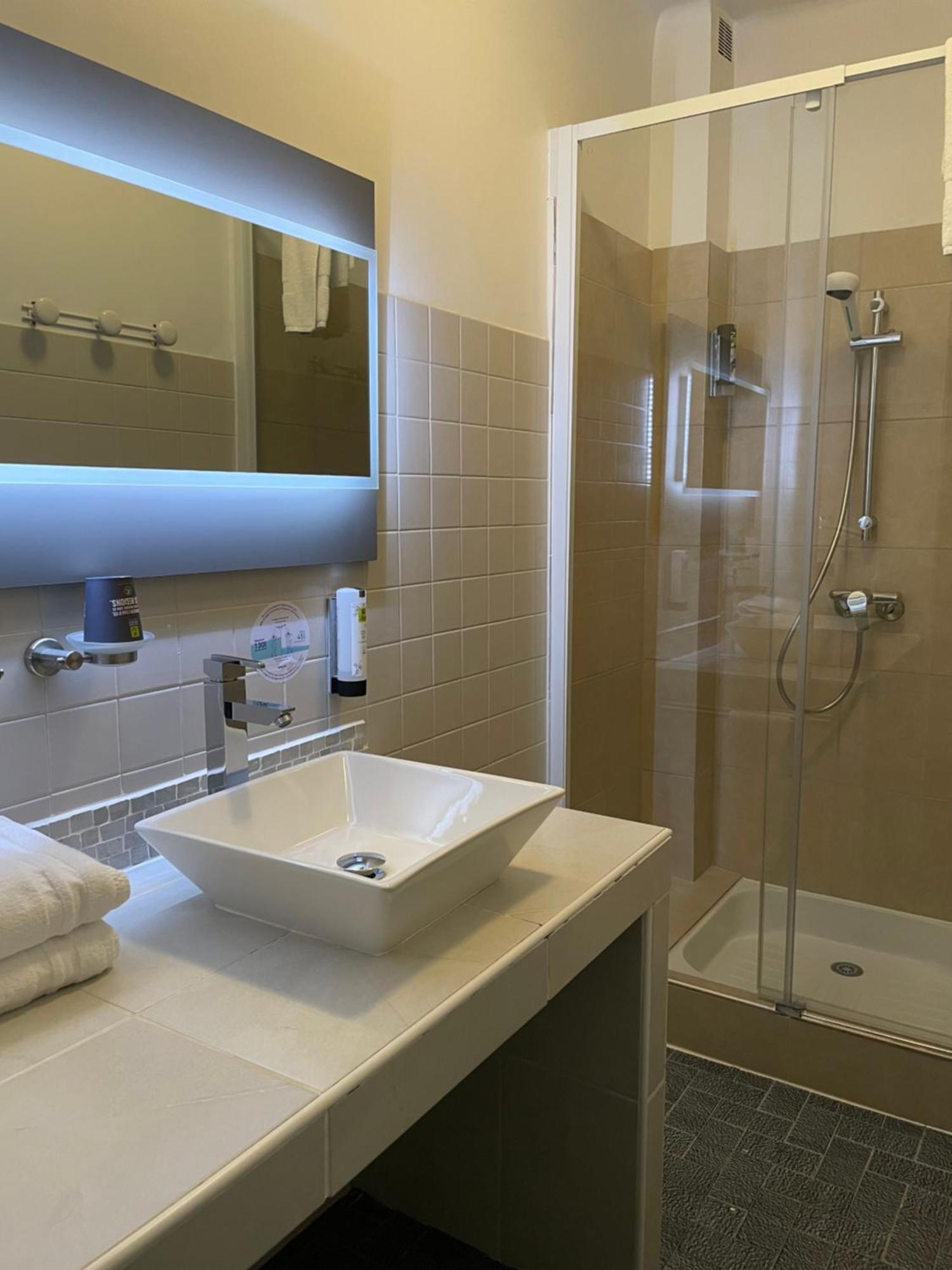 Logis Hotel Le Clement V Roquemaure  Buitenkant foto