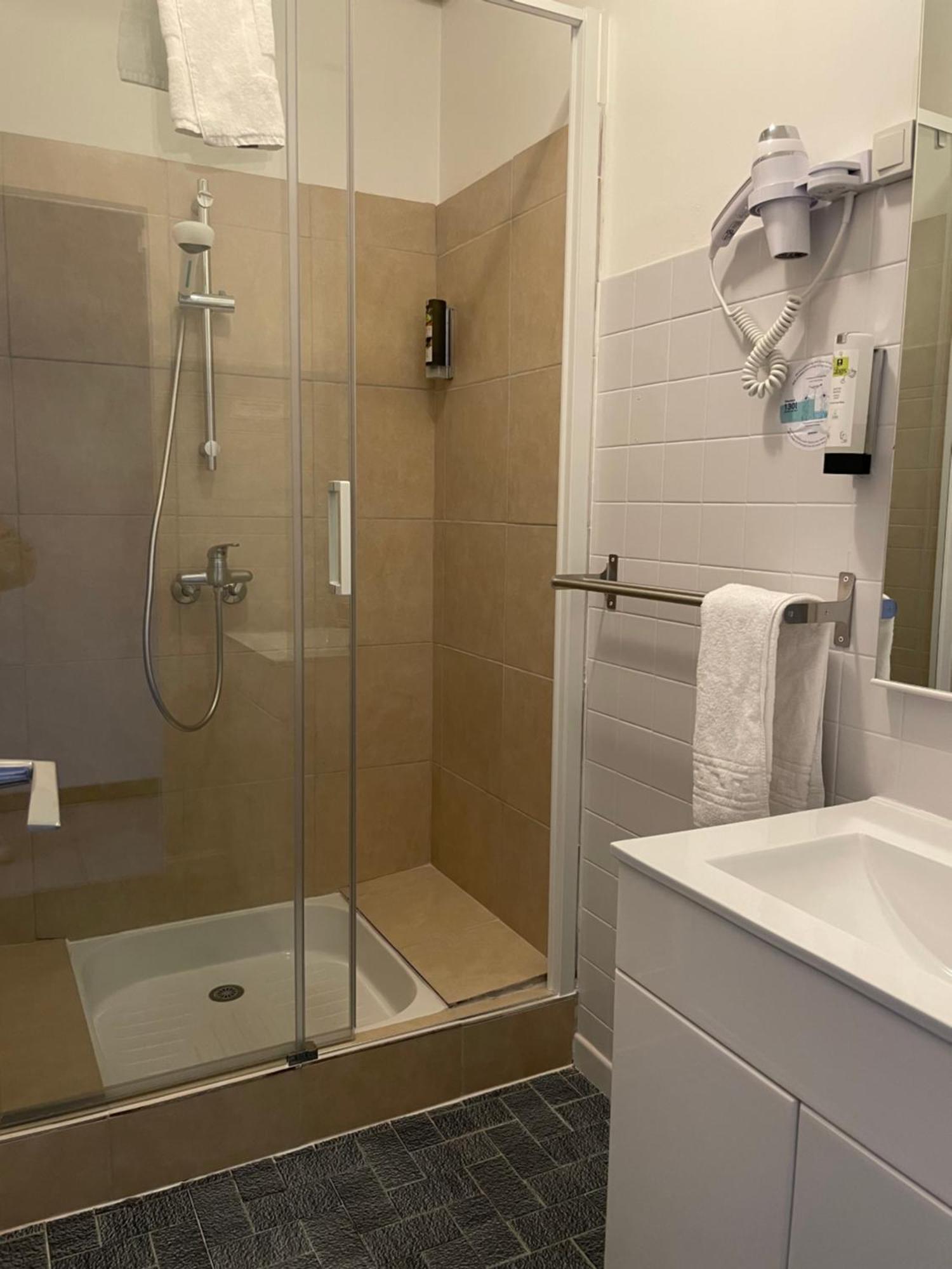 Logis Hotel Le Clement V Roquemaure  Buitenkant foto