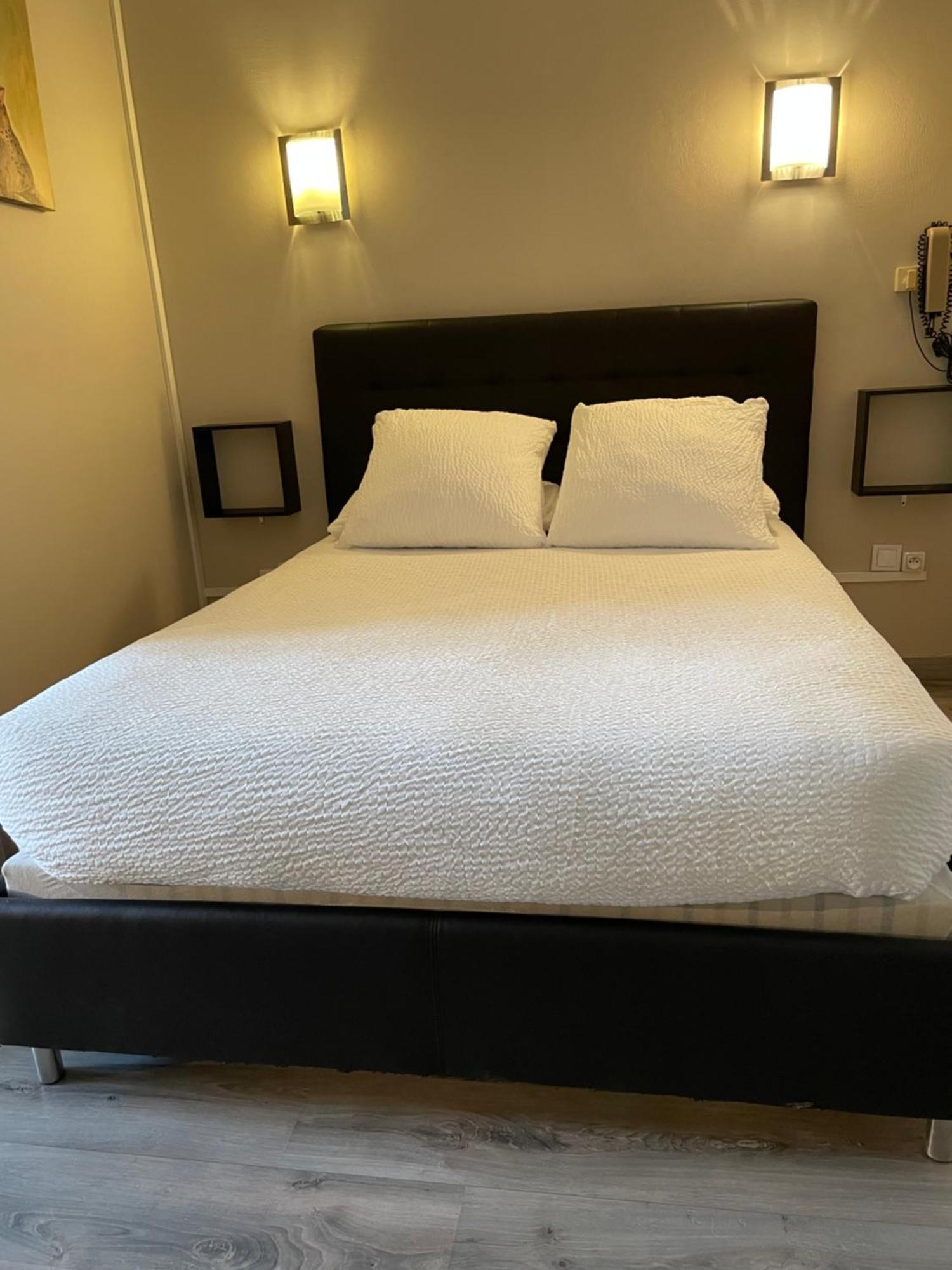 Logis Hotel Le Clement V Roquemaure  Buitenkant foto