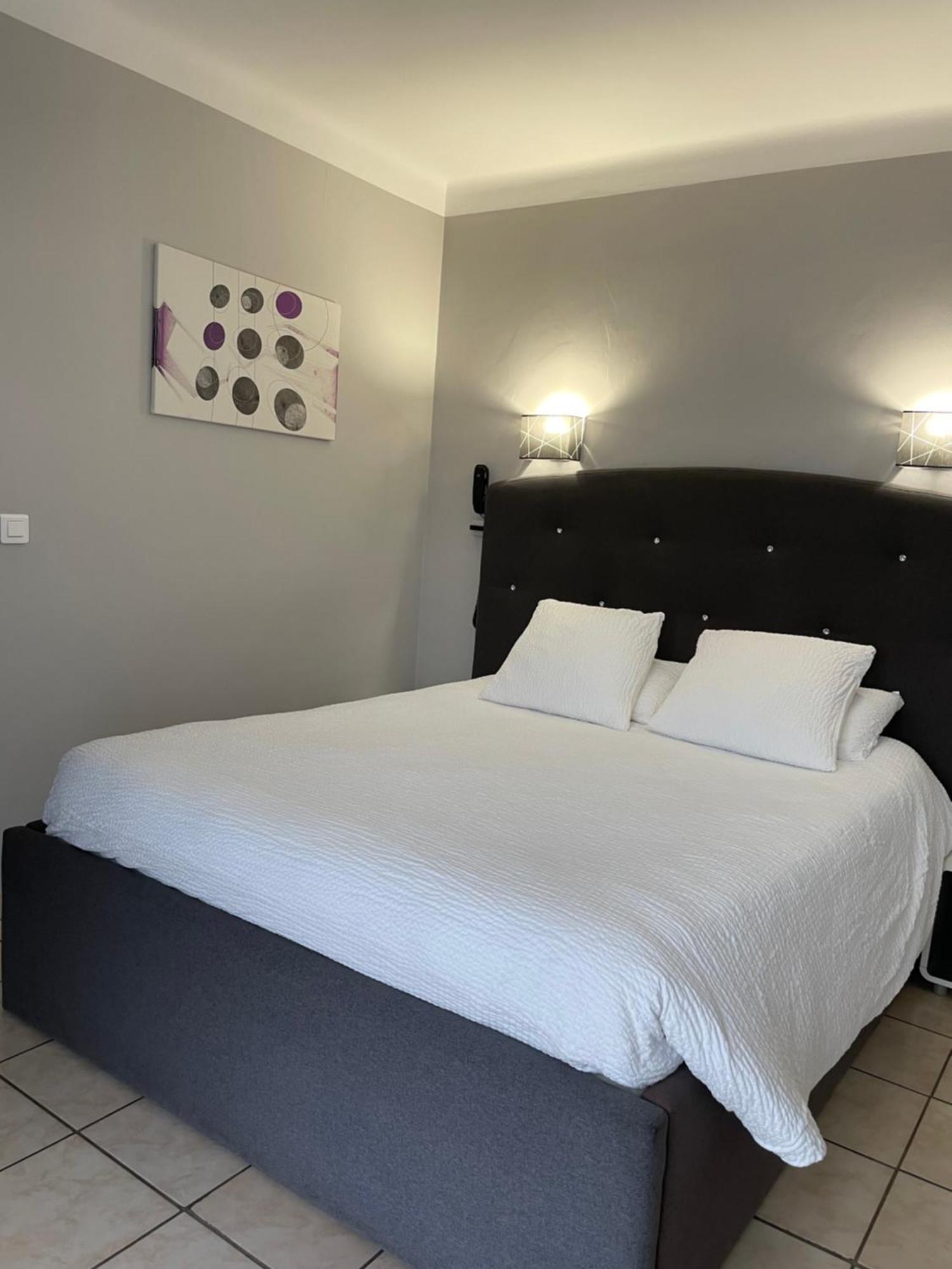 Logis Hotel Le Clement V Roquemaure  Buitenkant foto