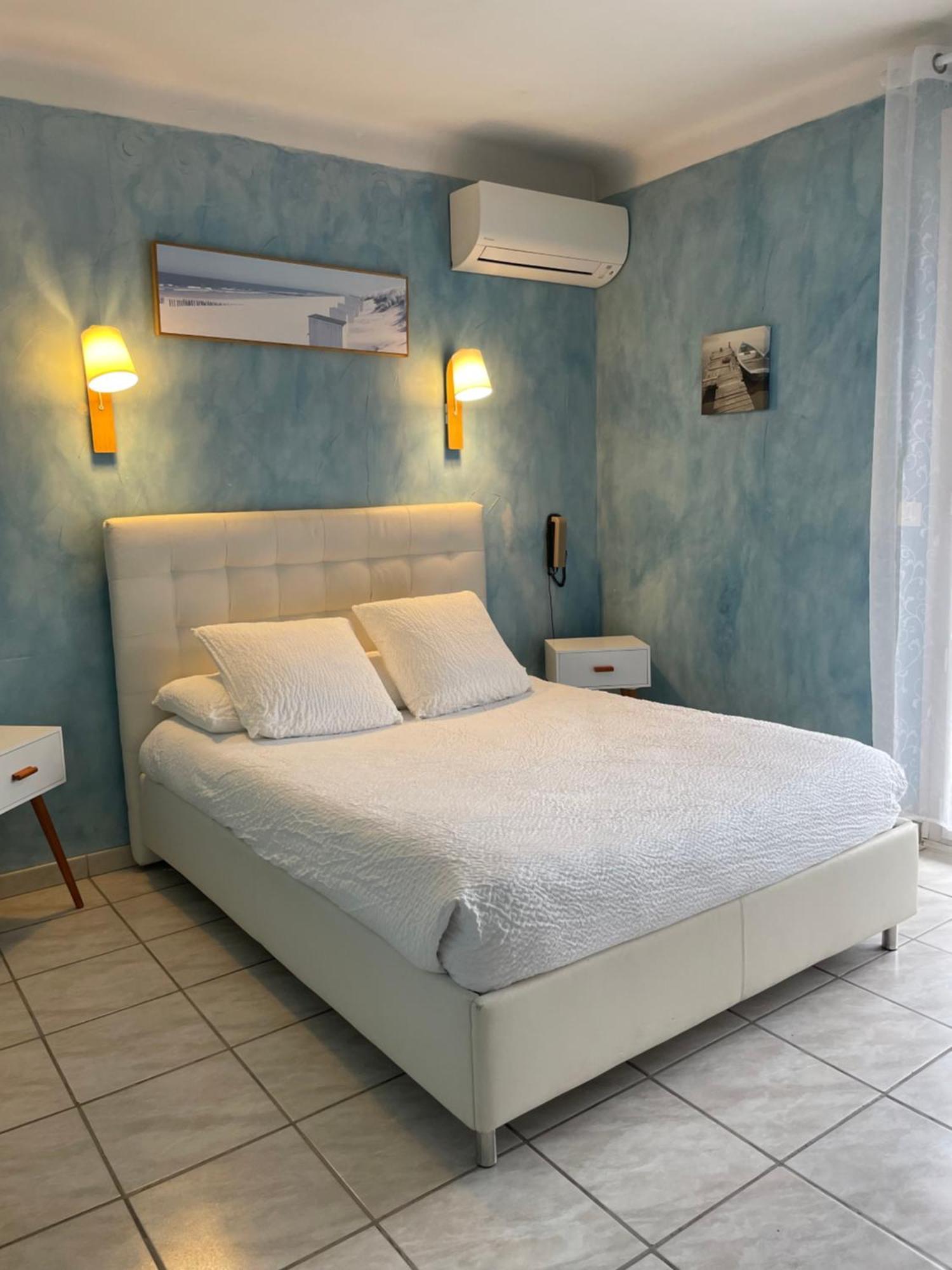 Logis Hotel Le Clement V Roquemaure  Buitenkant foto