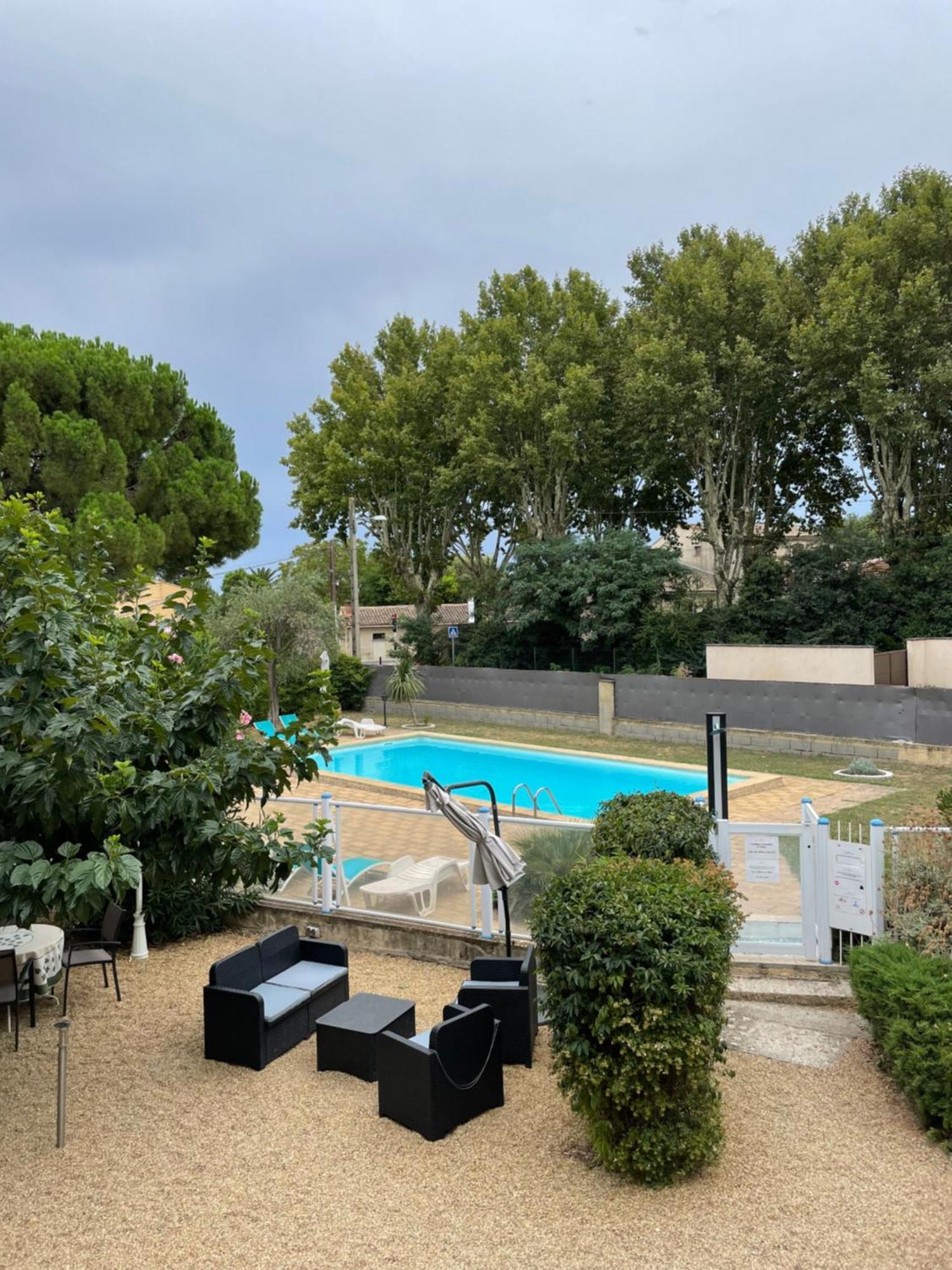 Logis Hotel Le Clement V Roquemaure  Buitenkant foto