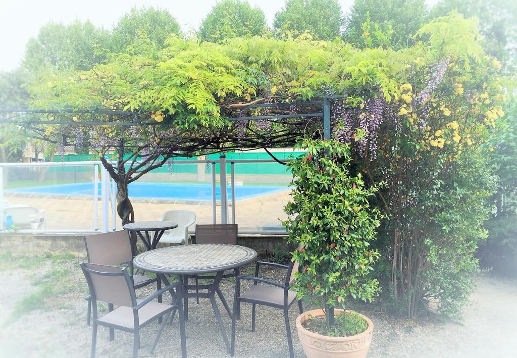 Logis Hotel Le Clement V Roquemaure  Buitenkant foto
