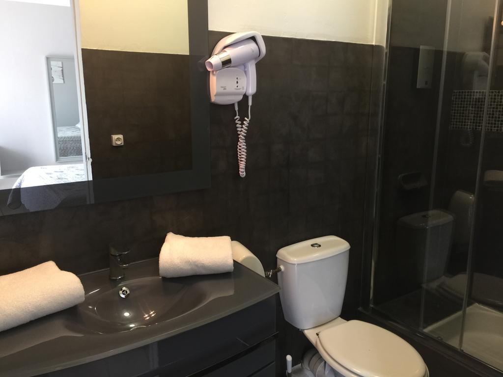 Logis Hotel Le Clement V Roquemaure  Buitenkant foto