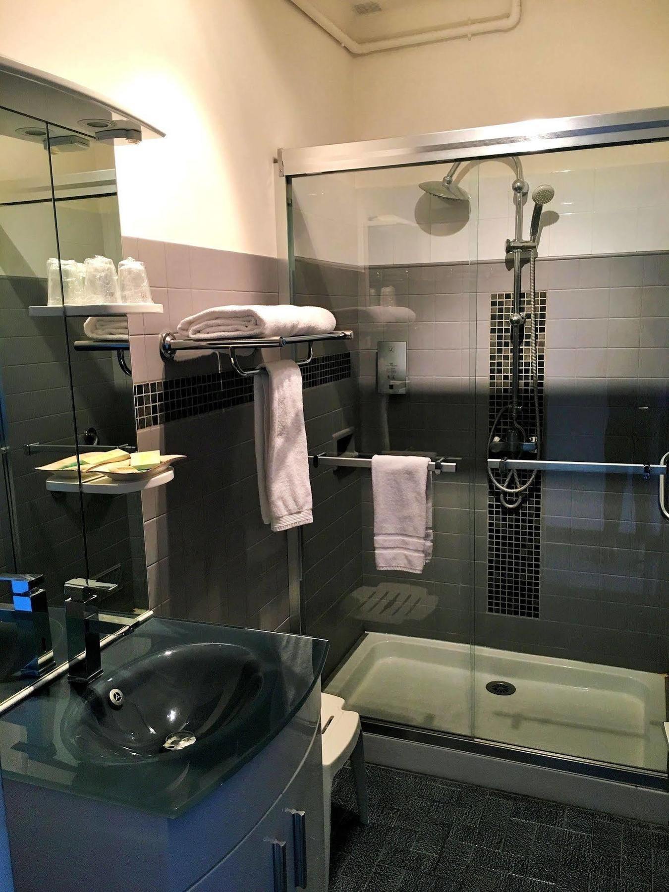 Logis Hotel Le Clement V Roquemaure  Buitenkant foto