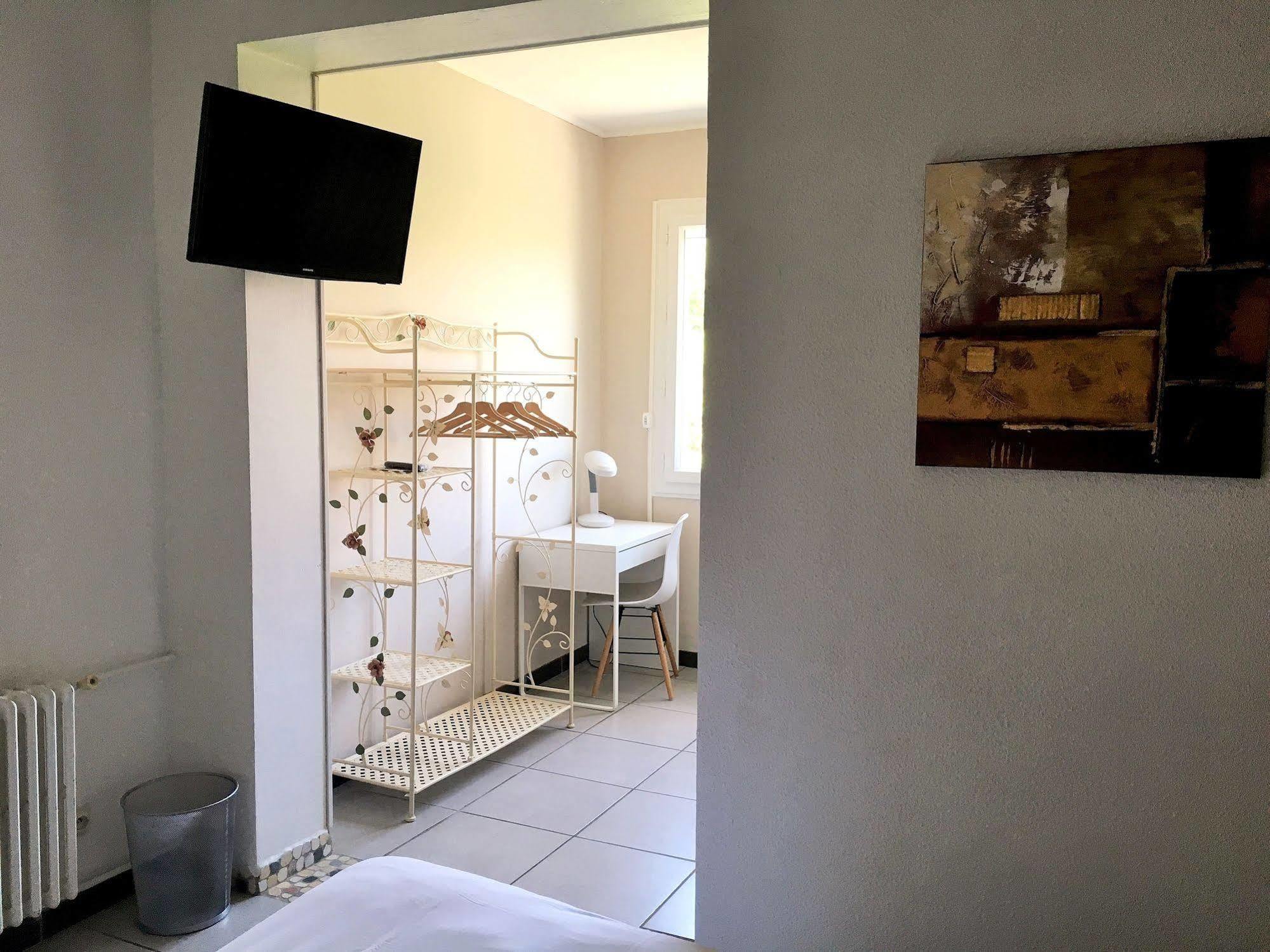 Logis Hotel Le Clement V Roquemaure  Buitenkant foto