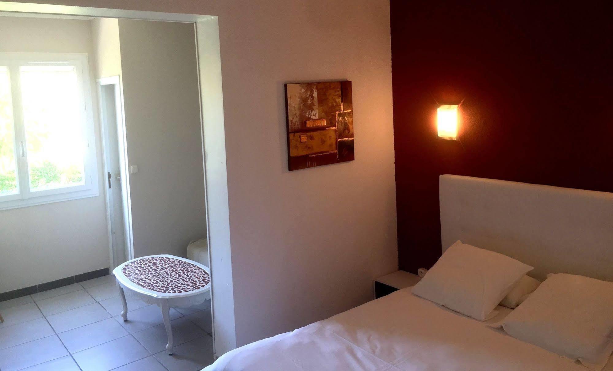 Logis Hotel Le Clement V Roquemaure  Buitenkant foto