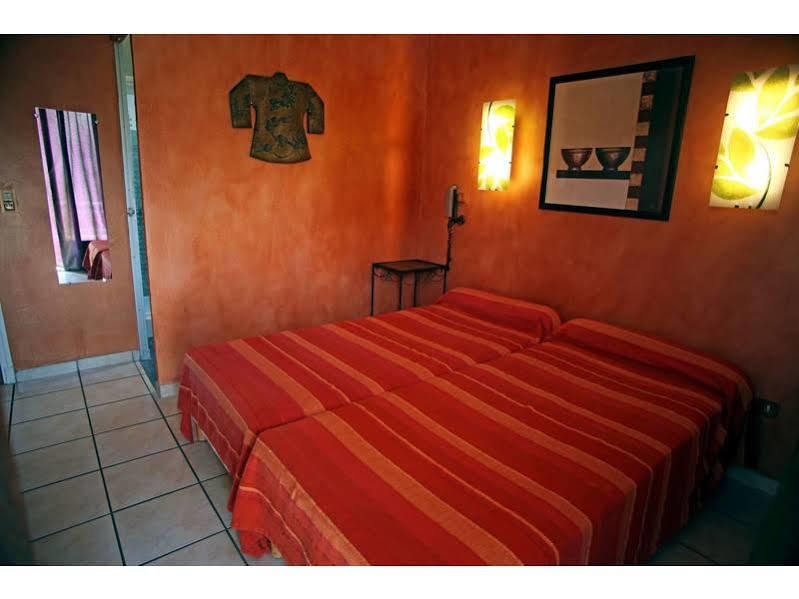 Logis Hotel Le Clement V Roquemaure  Buitenkant foto